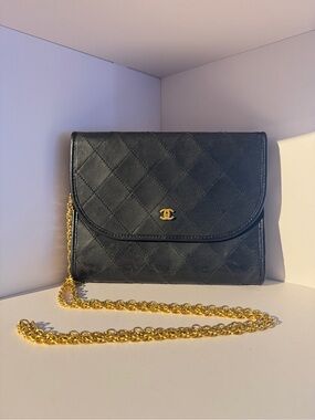 (Authentic) Vintage Chanel Matelassé Lambskin Crossbody Flap Bag | c. 1980s